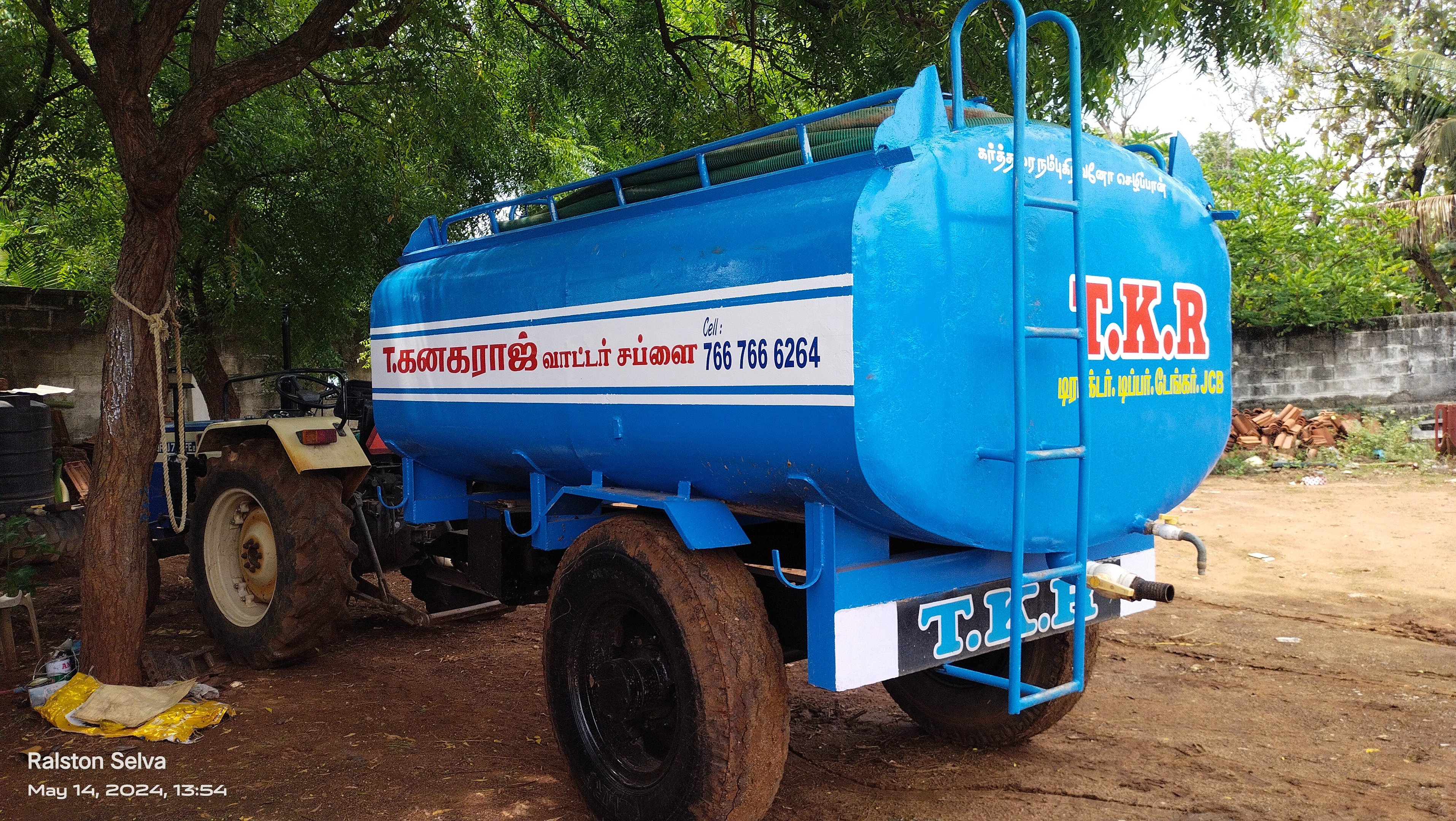 Efficient Water Supply Tipper Model 10 - Fast Distribution. Simplify water supply with this quick, reliable tipper, ideal for large-scale projects.