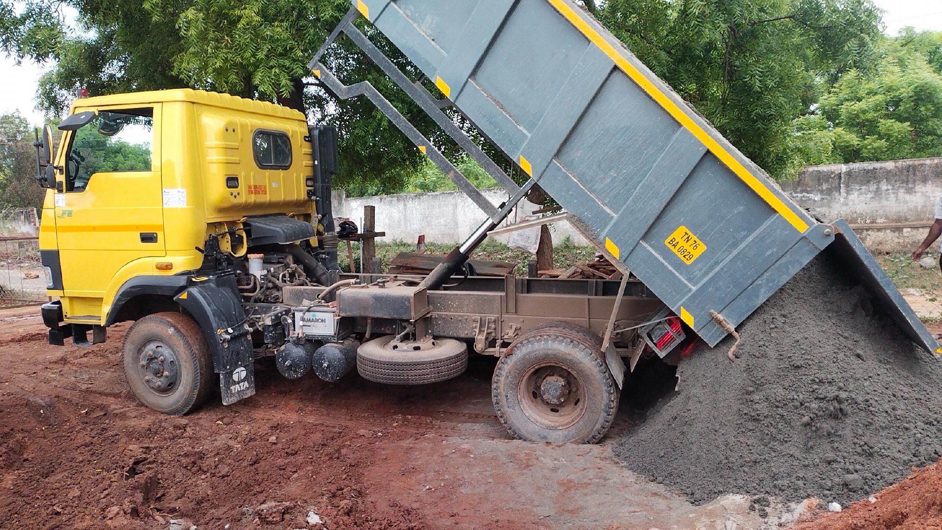 Spacious Tipper Model 6 - High-Capacity Material Transport. Reliable and spacious, this tipper offers maximum load capacity for contractors and material suppliers.